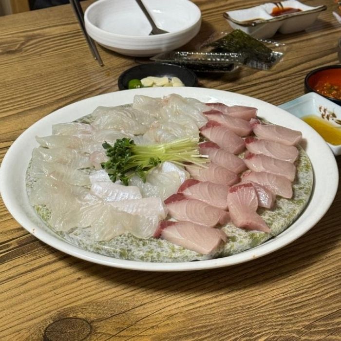 어느 횟집에서 주문한 10만원어치 광어·방어회 양 수준