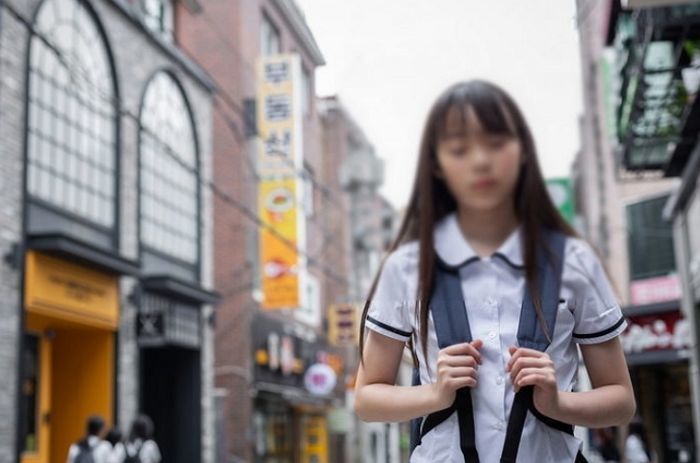 “노래방 도우미 한 달 1500만 원 번다”...10대 여고생 꼬드겨 유흥업소 데려온 20대 여성