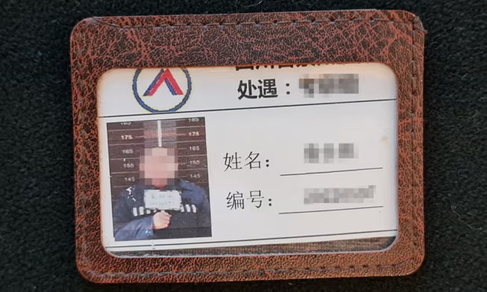 “세일하길래 산 코트 뜯어보니 중국인 죄수 신분증이 들어있었습니다”