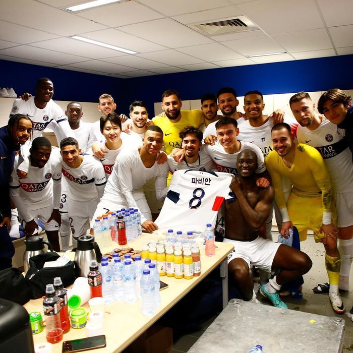 PSG 선수들 한글 실착 유니폼 경매서 ‘프랑스 축신’ 음바페와 공동 1위 찍은 이강인