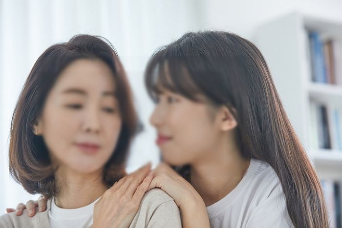 “엄마 사라진다 생각하면 죽는 기분”...유독 우리나라 여성들에게만 보인다는 ‘모녀 유착관계’