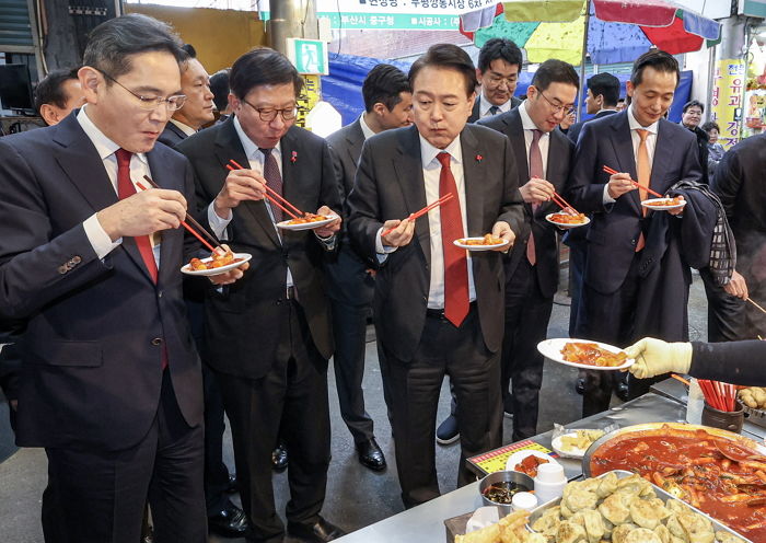 삼성 이재용XLG 구광모 尹 대통령과 부산 국제시장서 ‘떡볶이 먹방’...튀김까지 먹었다