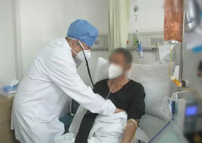 일하다가 쉬고 싶을 때마다 담배 피워 하루 최대 10갑 태운 아저씨의 충격적인 폐 엑스레이