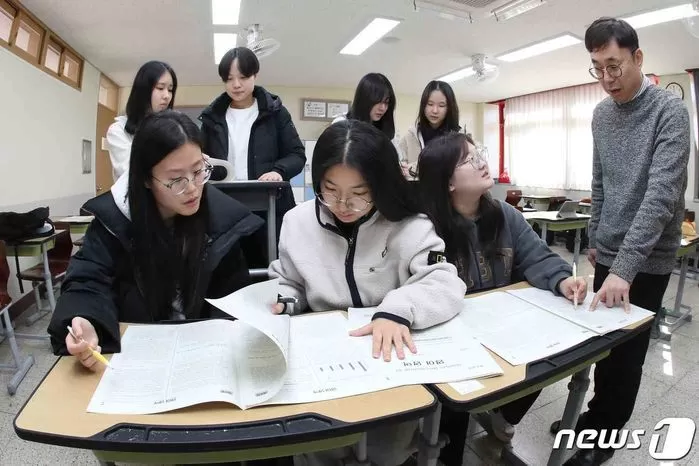 한 고등학교 3학년 교실에서 수험생들이 2024학년도 대학수학능력시험(수능) 가채점을 하고 있다. /뉴스1 