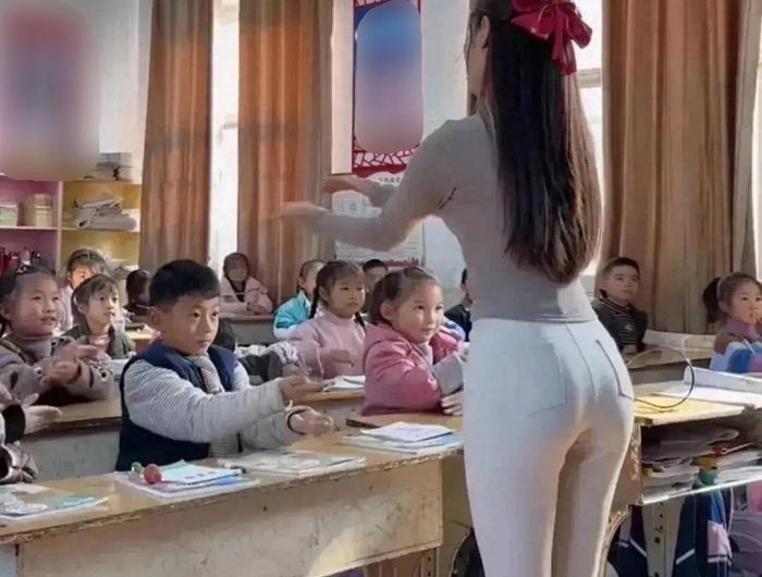 완벽한 ‘뒷태’ 자랑하는 여교사...청바지만 입었을 뿐인데 “얌전히 입고 오라” 항의하는 엄마들