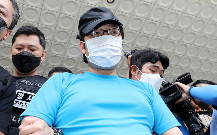 재판 내내 ‘입맛 다시고 한숨 쉰’ 최윤종에 호통친 재판장...친오빠 진술에 눈물 보였다