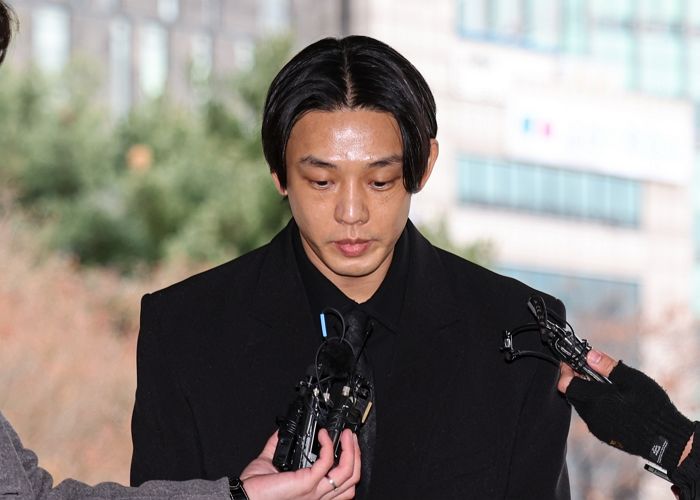 올블랙 슈트 입고 법원 출석한 유아인, ‘181차례 상습 투약 인정하냐’ 묻자...