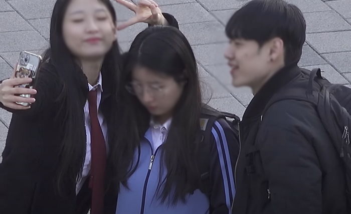 길에서 라방하며 여고생 왕따시키는 거 보고 용기 내 “사과하세요” 항의하는 초등학생들 (+영상)