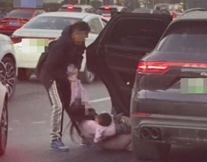 말싸움 도중 화난다고 ‘아이’ 안고 있는 아내 도로에 내동댕이 친 포르쉐 차주 (영상)