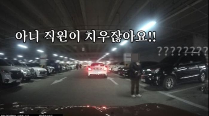 “아줌마가 뭐야!”...직원이 치운다며 마트 주차장 빈칸에 카트 버리고 가는 여성 (영상)