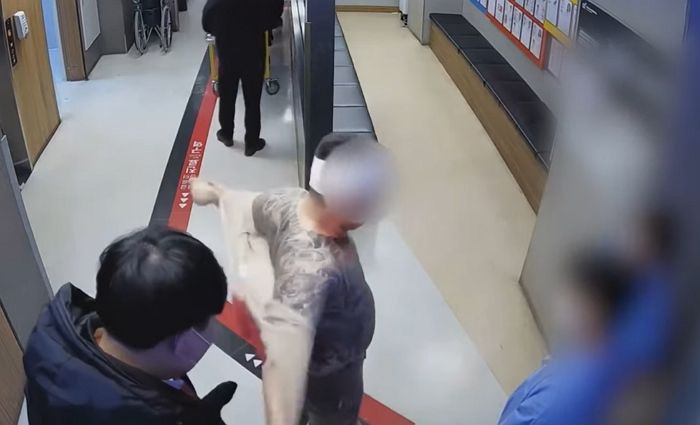 만취해 병원 응급실서 난동부린 MZ조폭...옷 찢어 문신 보여주며 의사 협박까지 했다