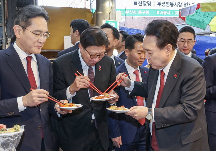 ‘위생’ 신고에 결국...尹 대통령이 찾은 부산 떡볶이집 ‘행정지도’ 받았다