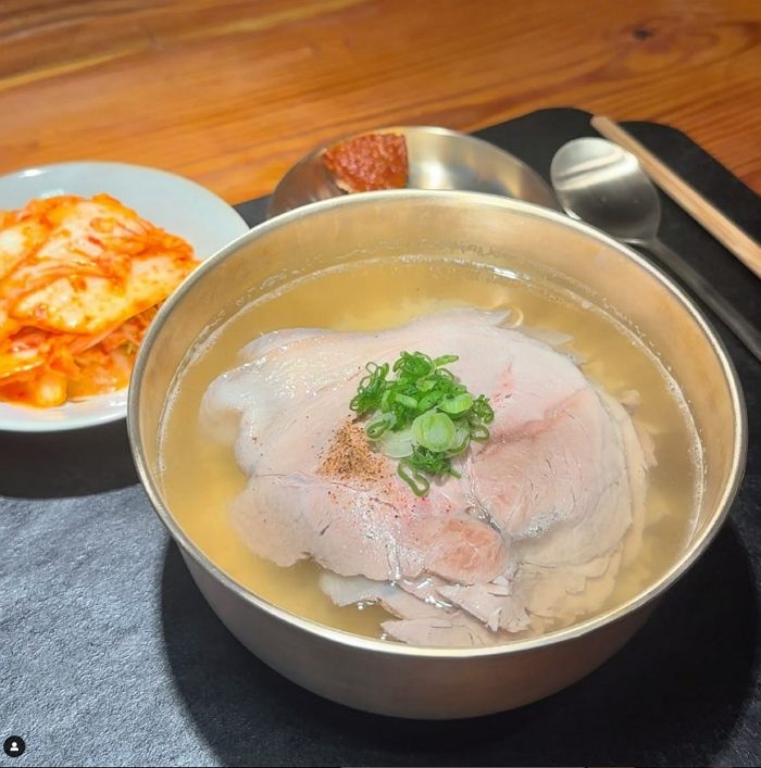“국밥, 뉴욕에서도 통했다!”...‘올해 뉴욕 최고의 요리’ 선정된 한인 국밥집의 돼지 곰탕
