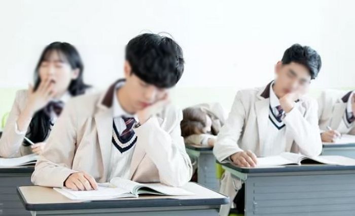 교실서 여선생 강제 추행하고 1068번 스토킹한 남학생...2심서 석방됐다
