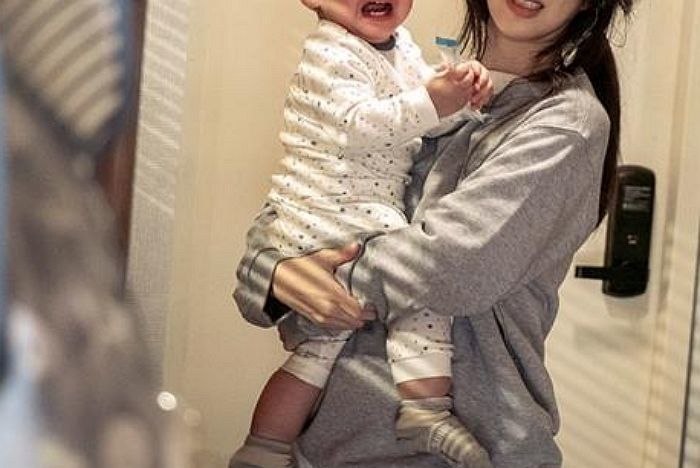 벽에서 떨어지는 어린이집 책상에 머리를 ‘쾅’...열 바늘 꿰맨 아이 (영상)
