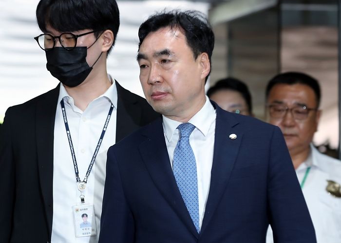 구속돼 국회 출석 못 하는데도 꼬박꼬박 ‘월 1,400만원’ 세비 받아 가는 국회의원들