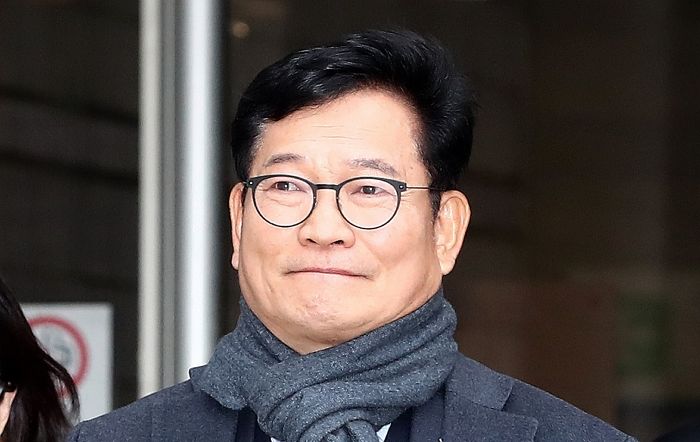 ‘돈봉투 의혹’ 송영길 구속...법원 “증거인멸 우려”