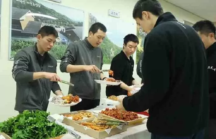 뷔페식 병영 급식 / 사진 = 국방부
