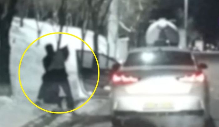 고속도로 휴게소에서 ‘택시 탈취 사건’ 발생...기사 매달고 달리는 20대 승객 추격한 시민들 (영상)