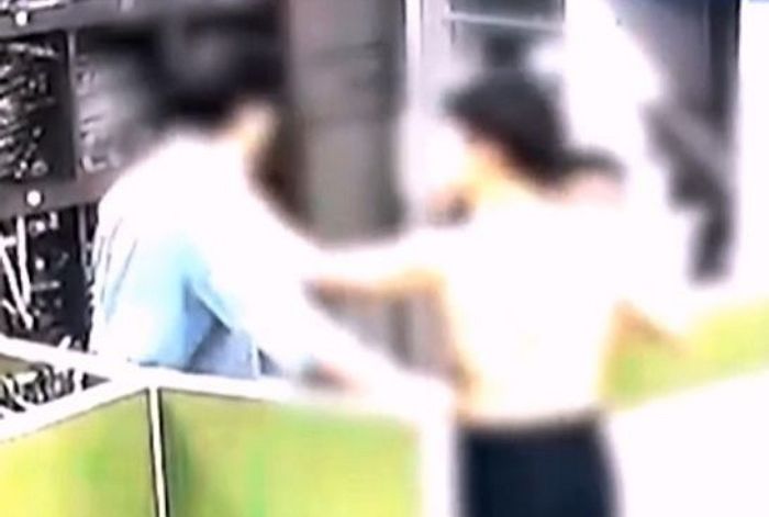 상사에 코뼈 부러지게 맞은 수습 직원, ‘분리 조치’ 요구했다가 되레 해고당했다 (영상)