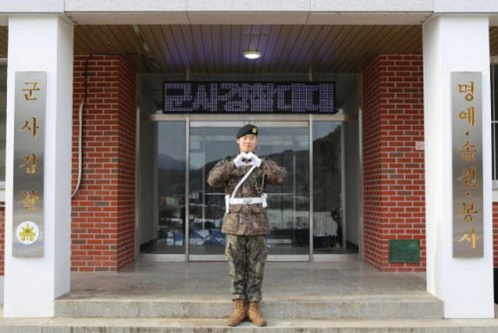 휴가 나와 친구들 약속도 미루고 길잃은 할머니 곁 지켜준 일병