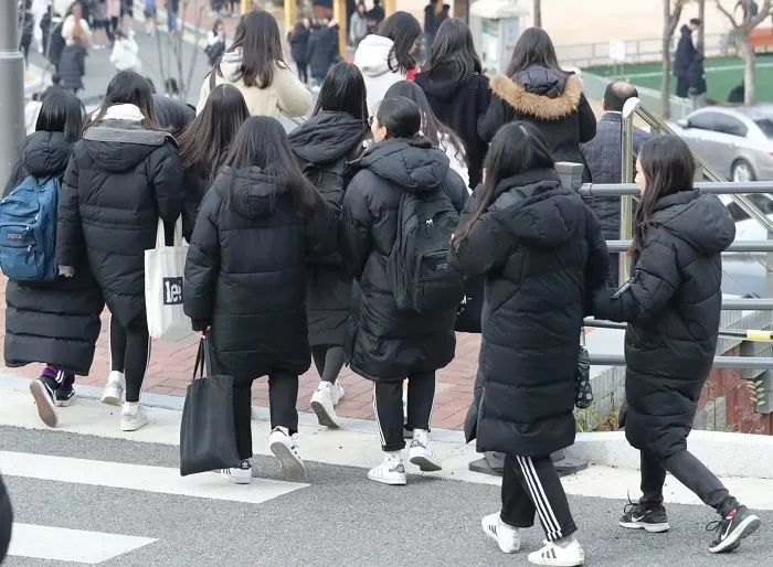 숏패딩 입고 나왔다가 너무 추워서 바로 롱패딩으로 갈아입었다는 MZ여성