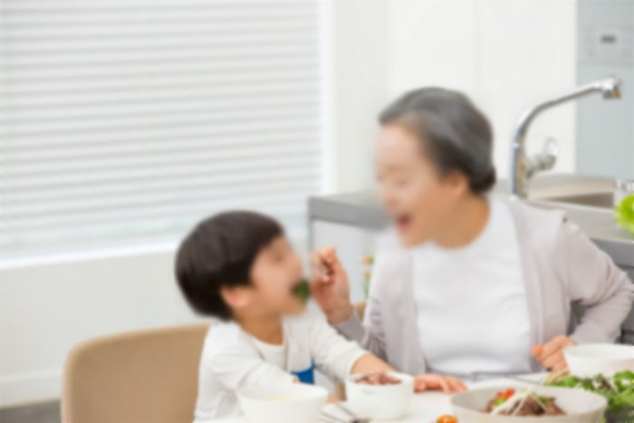 홀로 아들 키운다고 해 반찬 챙겨줬더니...흉기 100차례 휘둘러 이웃집 여성 살해한 남성
