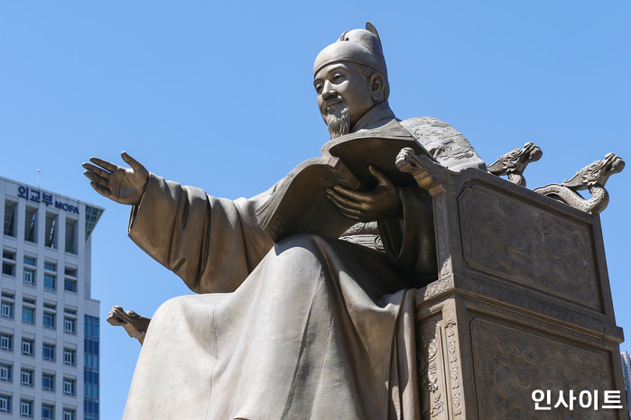 경복궁 담벼락에 낙서 테러한 10대 남녀, ‘세종대왕상’도 훼손 시도