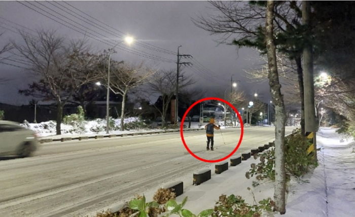 제주도 폭설로 교통 마비되자 ‘스키’ 타고 출근하는 K-직장인 (영상)