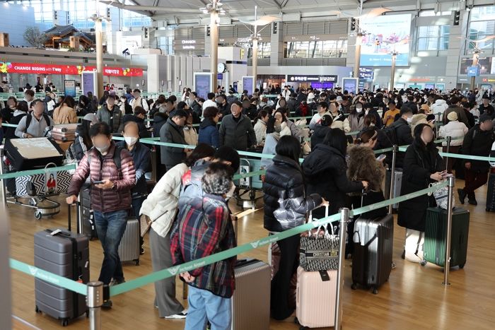크리스마스 연휴 앞두고 해외여행객으로 가득한 인천국제공항 실시간 상황