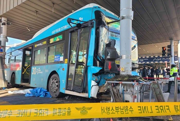 수원역 환승센터서 버스 사고 1명 사망·11명 부상...“사상자 다수 발생”