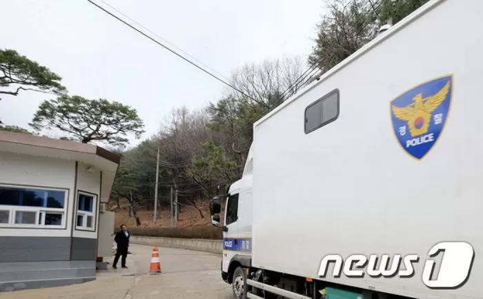  검찰과 경찰이 23일 충남 금산 월명동 수련원에서 기독교복음선교회(JMS) 정명석 총재의 여신도 성폭행 혐의 사건과 관련 압수수색에 들어갔다. 수련원으로 경찰 차량이 진입하고 있는 모습 / 뉴스1
