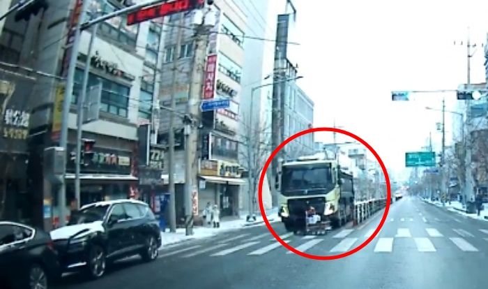 빨간불인데 덤프트럭 앞 ‘사각지대’로 무단횡단하는 할머니...반대편 운전자가 살렸다