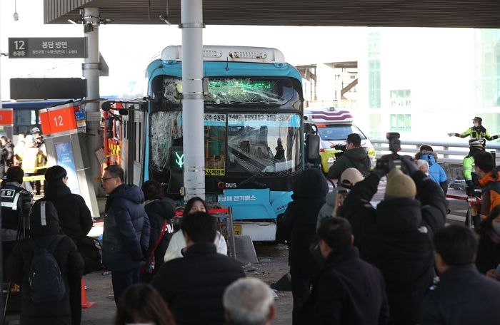 ‘수원역 환승센터 사고’ 버스기사...“브레이크 밟으려다 실수로 액셀 밟았다”