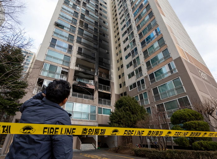 성탄절 새벽 화재에 0세·2세 아이 구하려 껴안고 뛰어내린 부부...아빠만 사망
