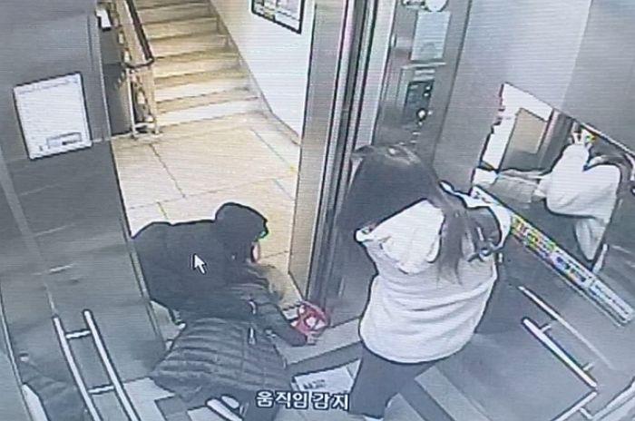 엘리베이터 안에서 쓰러진 이웃 주민 ‘심폐소생술’로 구한 16살·14살 자매