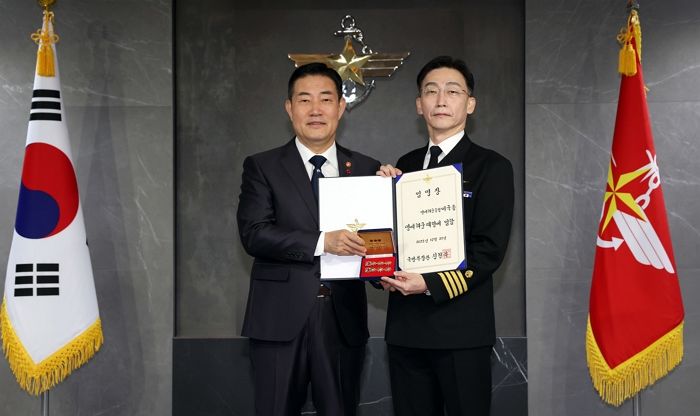 외상외과 최고 권위자 이국종 교수, ‘군 병원장’ 맡는다...명예 해군 대령으로 진급