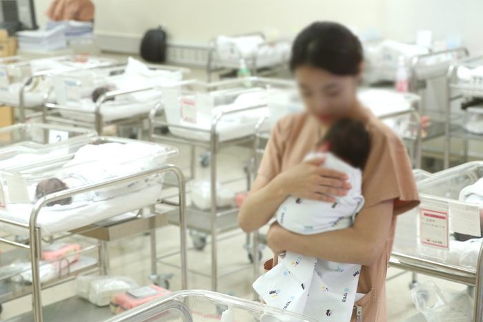 “한국도 ‘동거 커플’ 가족으로 인정해 세금·복지 혜택 준다”...저출산 대책 추진 중