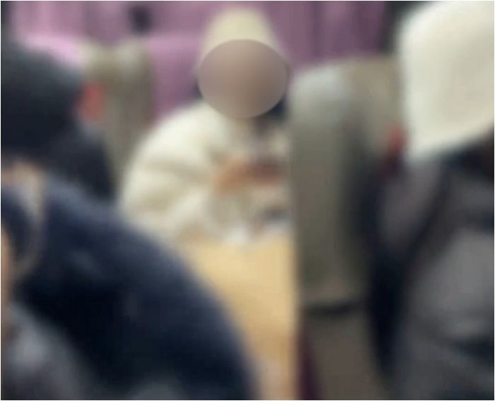 옆좌석에 사람 못 앉게 쇼핑백 놔둔 ‘광역버스 민폐녀’...승객 1명 결국 서서 갔다