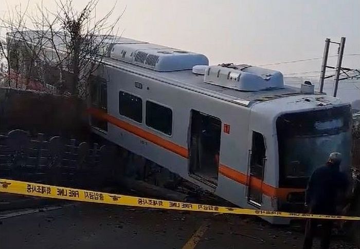 증평서 달리던 전동차가 탈선해 지하차도 덮쳐 사고...2명 부상