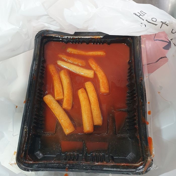 “매콤하다더니 왜 매워”...먹다 몇 개 남긴 ‘떡볶이’ 환불 요구한 손님
