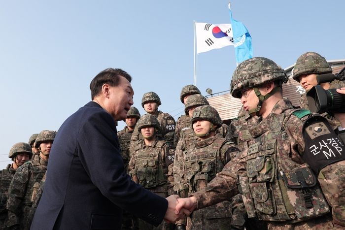 오늘(1일)부터 이등병도 ‘간부 스웨터’ 입는다...상병 월급도 100만원으로 인상