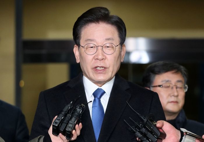 이재명 대표, 부산 방문 중 괴한에 피습...목 부위 찔려