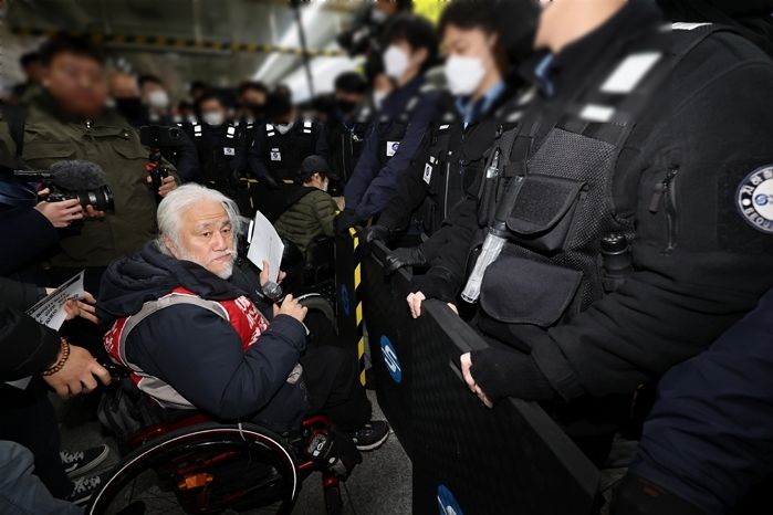 새해 첫 출근길인 오늘(2일) ‘지하철 시위’ 재개한 전장연
