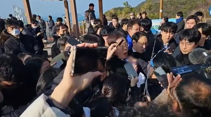 부산 방문 중 피습당한 이재명...당시 현장 상황 (사진)