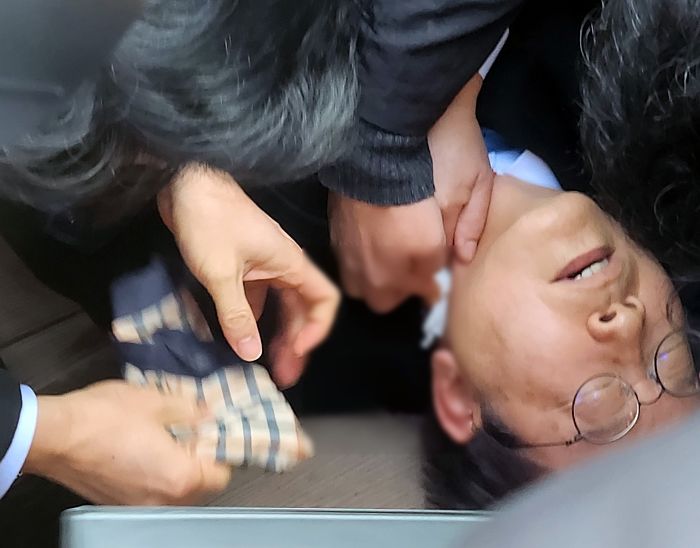이재명 피습 현장에 ‘경찰 인력’ 50여명 배치됐는데도 습격 못 막은 이유