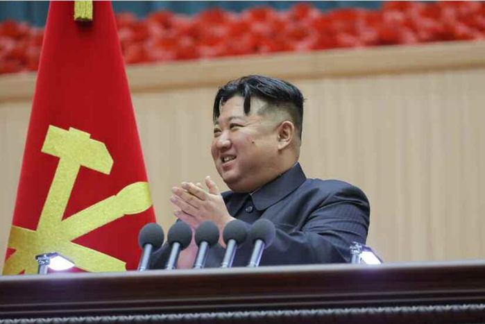 북한 김정은 볼에 붙어서 4년째 계속 자라나고 있는 ‘대왕 뾰루지’