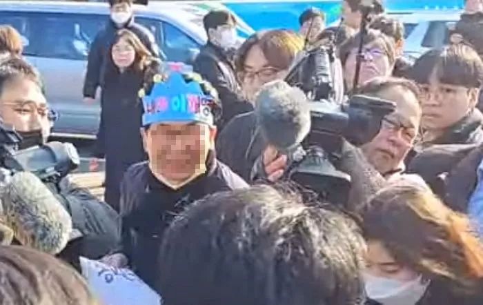경찰, 이재명 급습 피의자에 살인미수 혐의 적용
