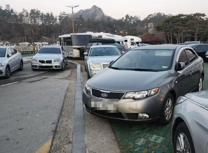 주차장 입구 차로 막고 해돋이 보러 간 여성...“전화 거절하고 사과 한 마디 안해”