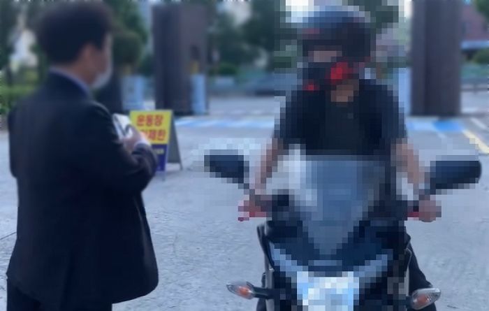 오토바이 타고 ‘등교’한 고등학생...“법적으로 문제 없어 vs 학교 교칙 지켜야”